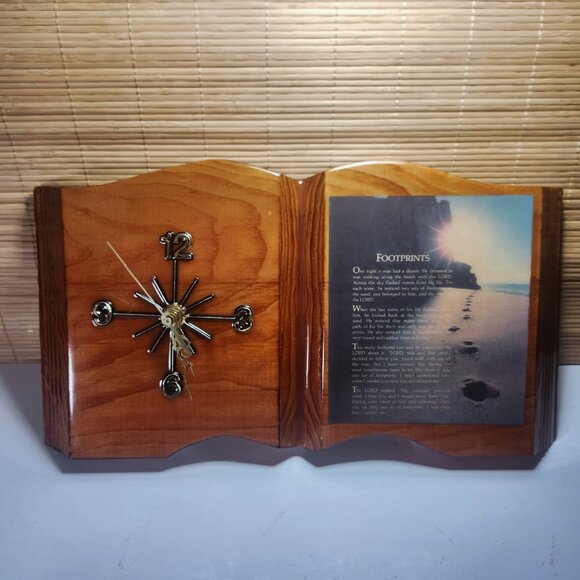 Vintage Religious Footprints in the Sand Wooden Clock Lacquered Table or Wall - Picture 1 of 8